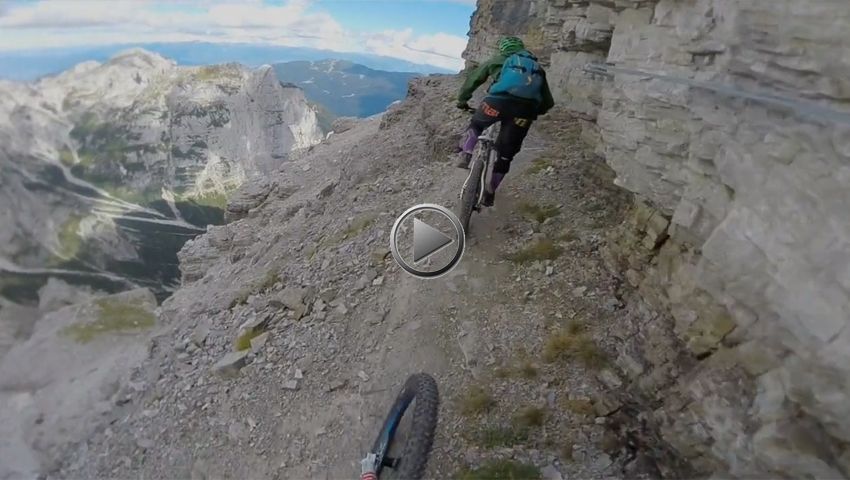 Vídeo: mountain bike en los Dolomitas, al borde del abismo