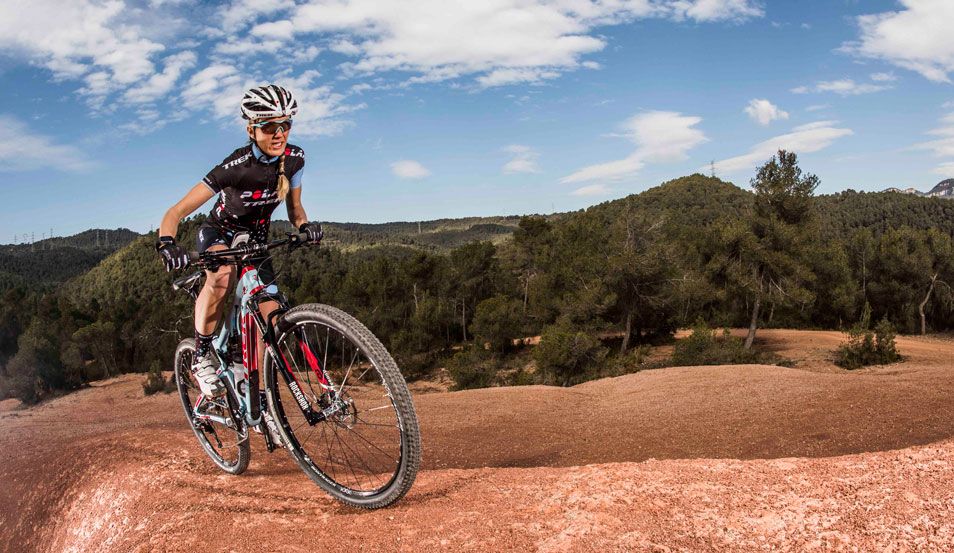 Claudia Galicia se une a Compex