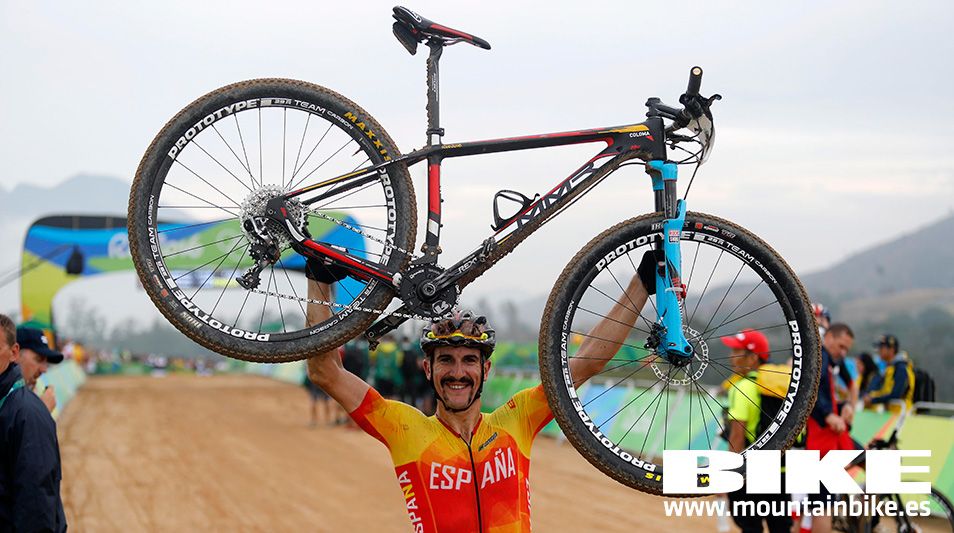 Carlos Coloma celebrando su tercer puesto.