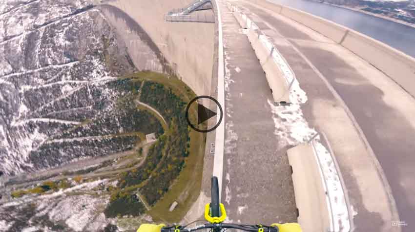 Pedaleando sobre una barandilla con una caída libre de 200 m