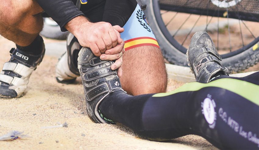 No es cosa de deshidratación, para evitar calambres ¡entrena!