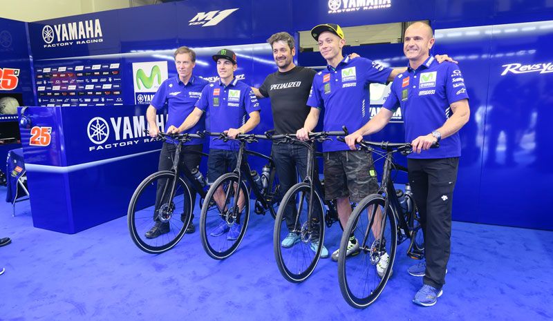 El equipo Yamaha con sus nuevas Specialized Sirrus.