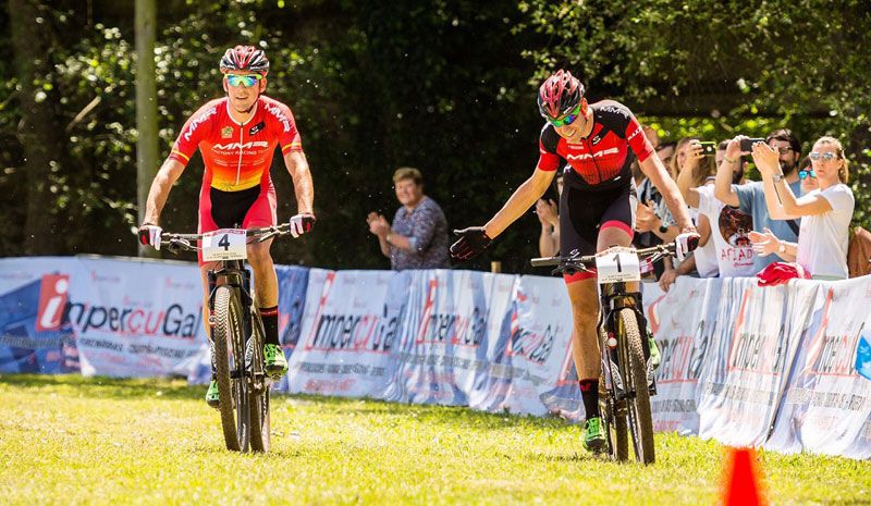 David Valero homenajea a Pablo Rodríguez por su triunfo en el Open de España XCO 2017.