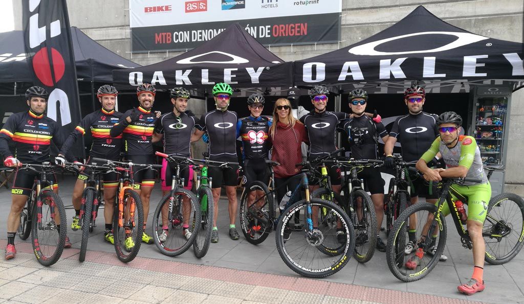 Los ganadores del concurso "Oakley te lleva a la Rioja Bike Race" compartieron entrenamiento con su ídolo