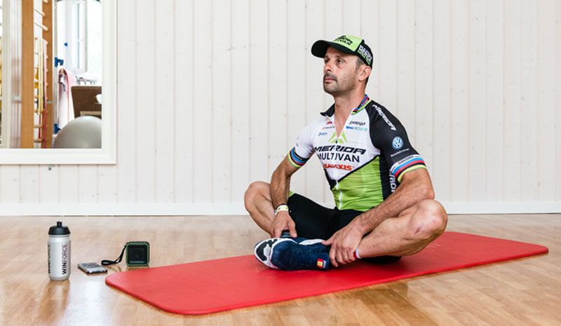 José Antonio Hermida nos muestra los estiramientos que hace después de sus entrenamientos intensos y competiciones.