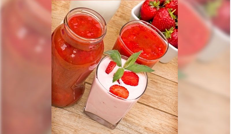 Batido de proteínas y frutas rojas.