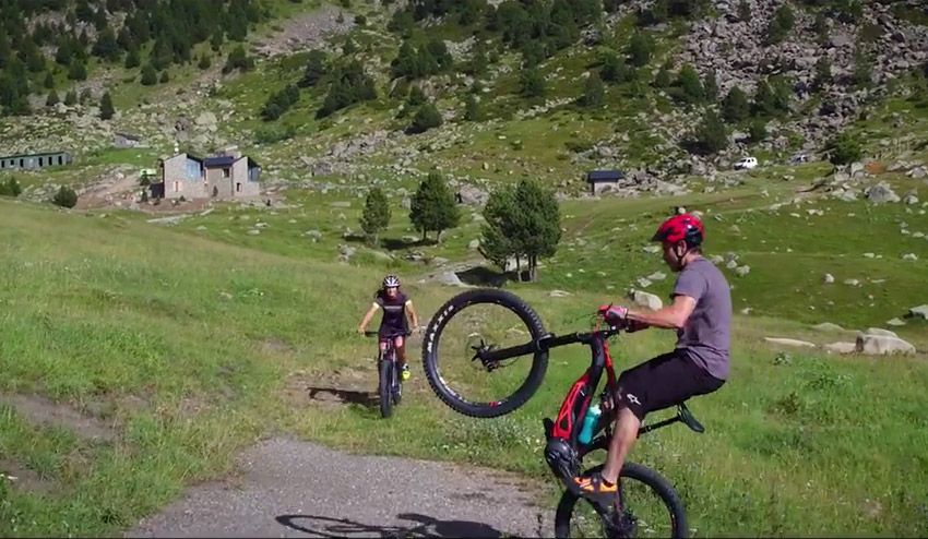 Video: Toni Bou y su novia Esther con la Thok MIG
