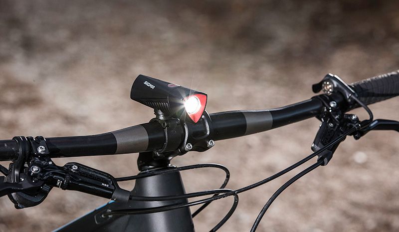 Buster 700, un foco para casco y manillar.