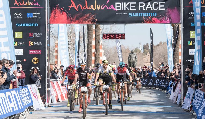 Andalucía Bike Race:Tiago Ferreira y Chloe Woodruff dominan en la general
