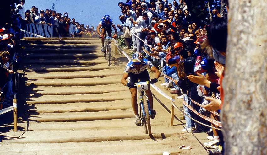 Tomac en la mítica bajada de escaleras imponiéndose a Frischknecht