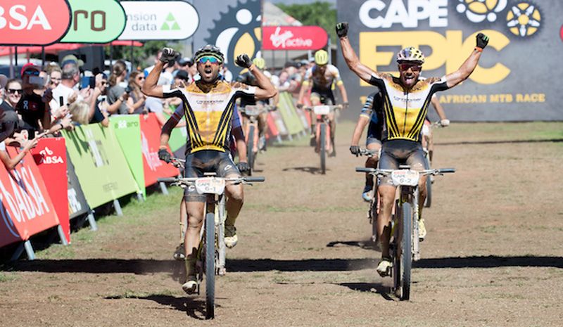 Cape Epic etapa 2: El Buff Scott acaricia el podio.