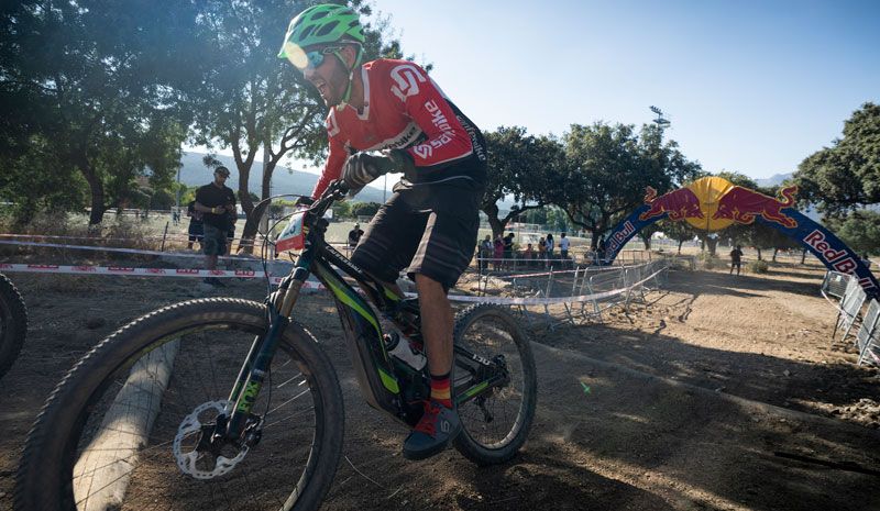 Fermín García y Muriel Bouhet se imponen en la primera competición nacional de eMTB