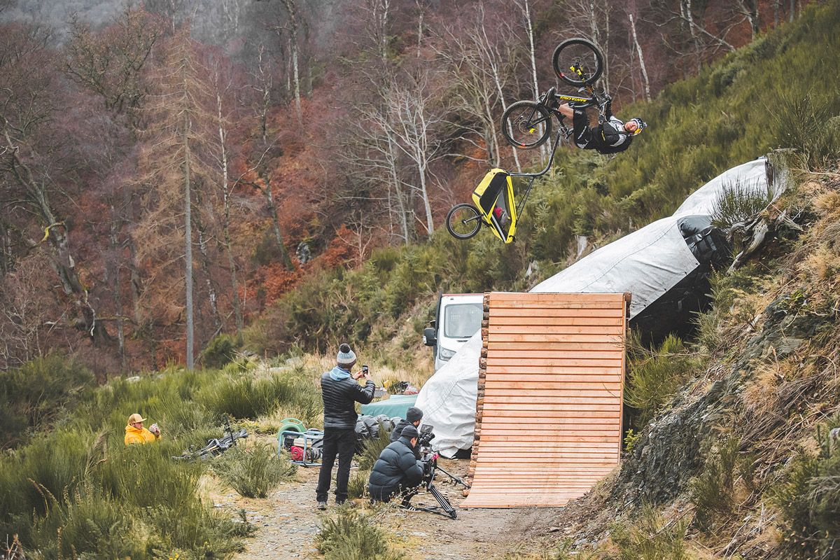 Danny MacAskill ensayando con airbag