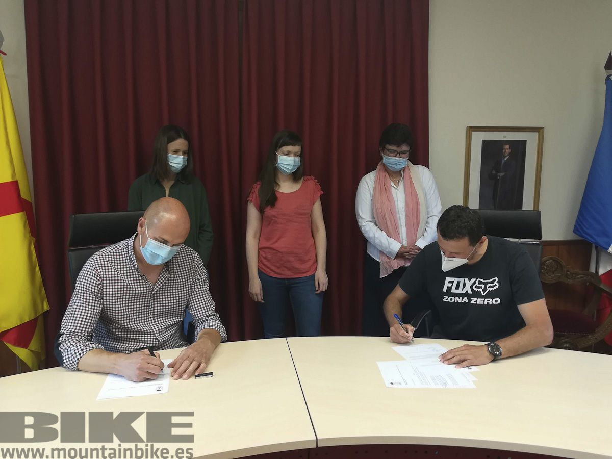 Firma del acuerdo entre Rafa Bergua, presidente de la Asociación Empresarial Zona Zero, y José Mari Gimenez, alcalde de Boltaña.