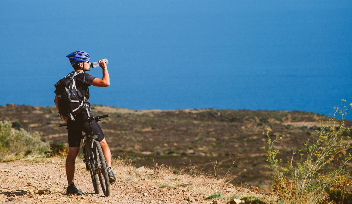 El riesgo de beber demasiada agua en bicicleta