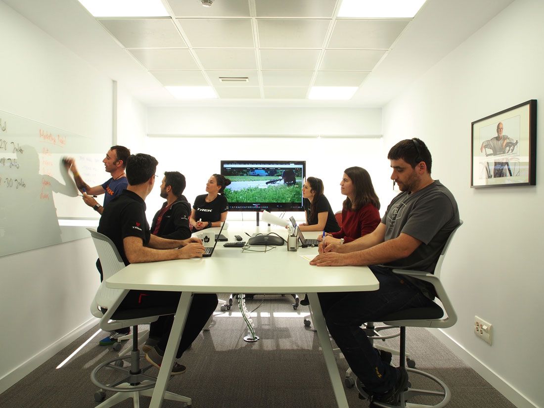 Sala de reuniones en la actual Trek Iberia con parte del equipo en un meeting de trabajo.