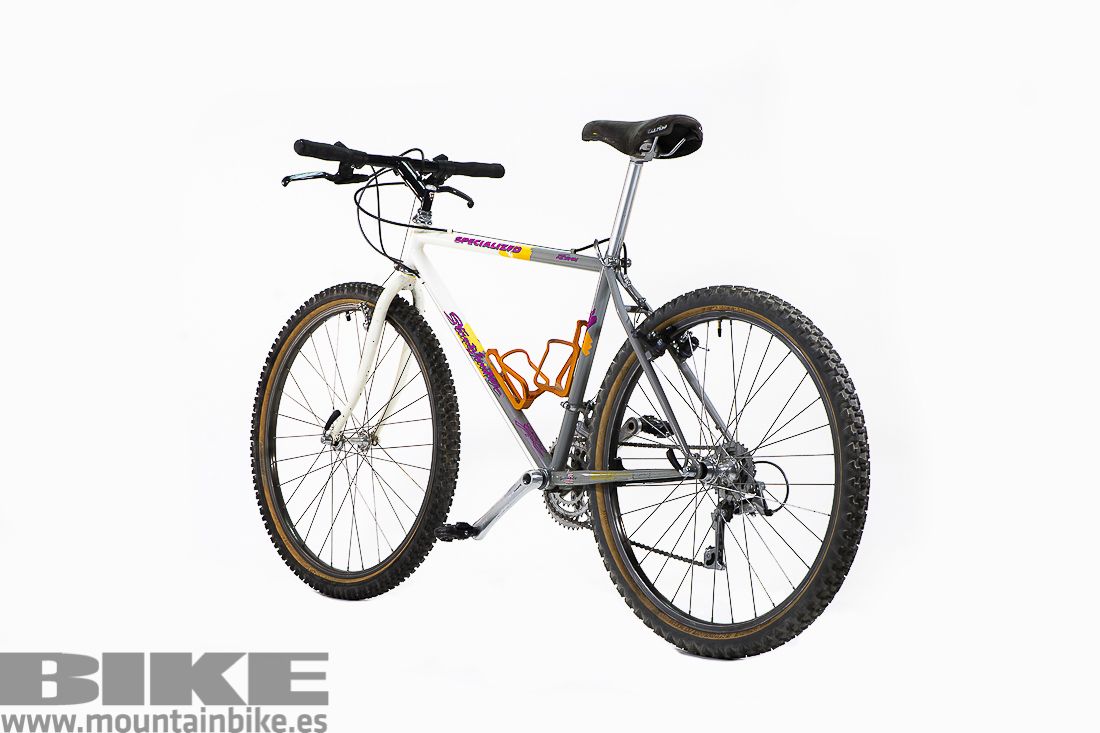 Vista posterior de la Specialized Stumpjumper Team de 1989 fabricada en Japón. Vista posterior de la Specialized Stumpjumper Team de 1989 fabricada en Japón.