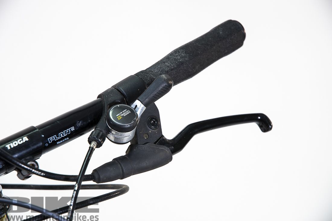 Detalle del mando de platos Top Mount Shimano Deore XT de 1989. Detalle del mando de platos Top Mount Shimano Deore XT de 1989.