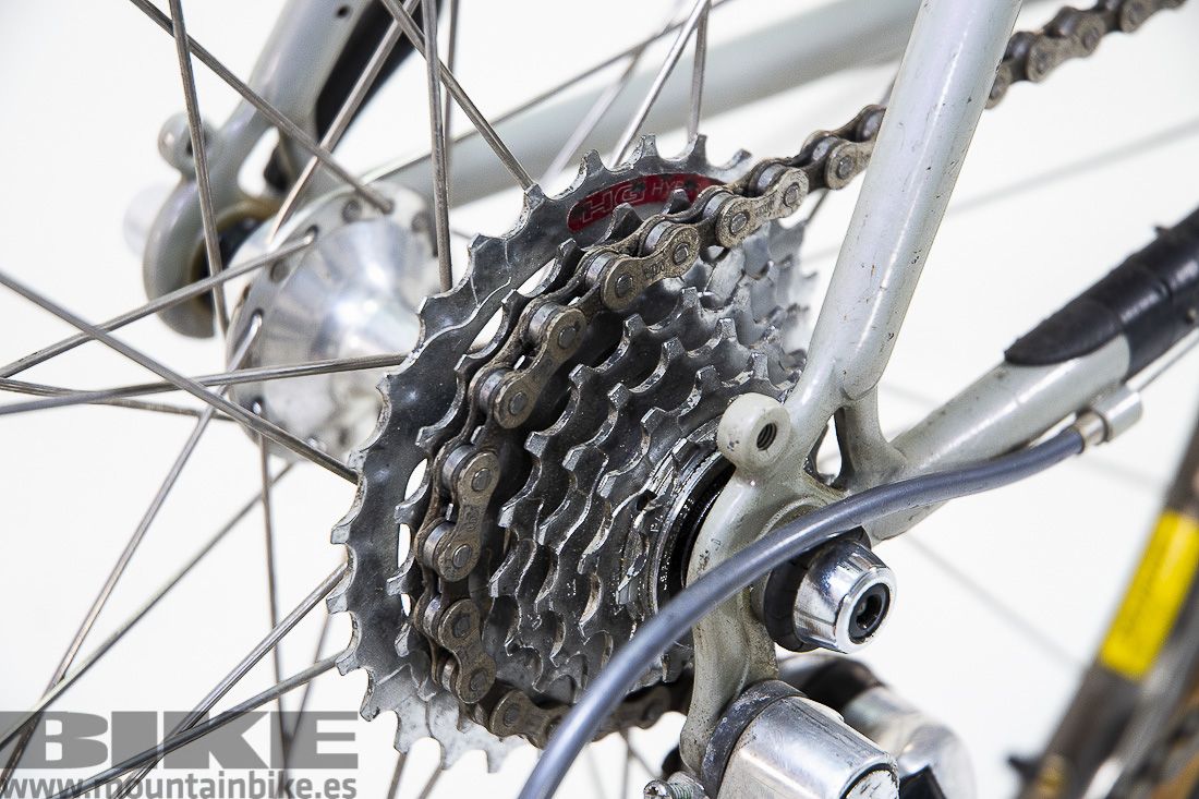 El casete Shimano Hyperglide contaba con unos desarrollos de 11-28 repartidos en 7 piñones. El casete Shimano Hyperglide contaba con unos desarrollos de 11-28 repartidos en 7 piñones.