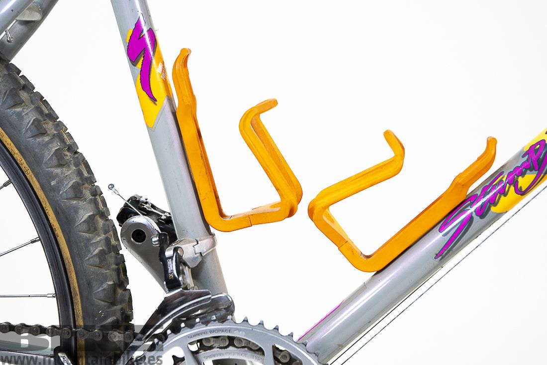 Bidones de origen Specialized, haciendo juego con los gráficos de la Stumpjumper. Bidones de origen Specialized, haciendo juego con los gráficos de la Stumpjumper.