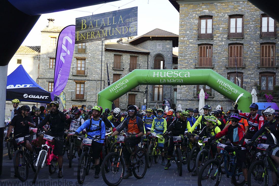 Salida de la primera edición de la Batalla del Inframundo celebrada en Aínsa (Huesca).