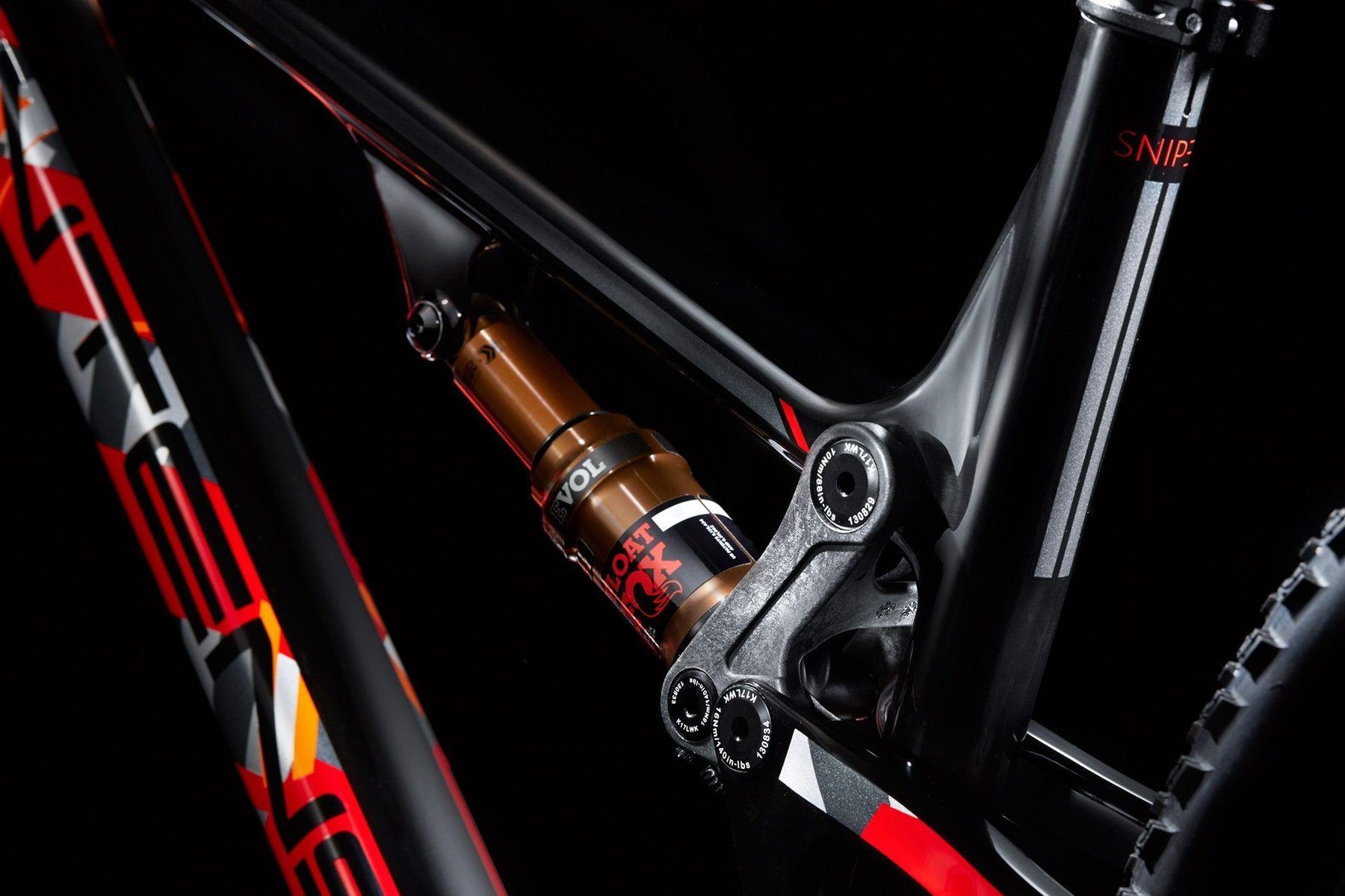 Detalle del cuadro Intense Sniper con su bieleta superior de carbono.