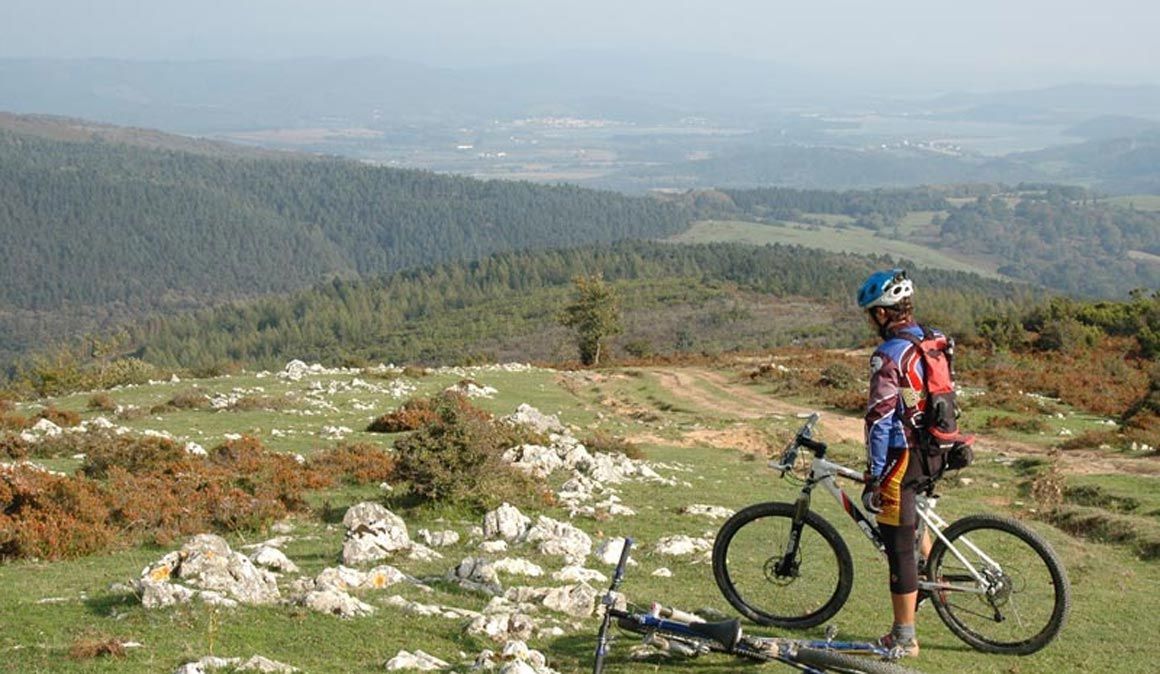 Las mejores rutas para el verano Cruz del Gorbea Álava