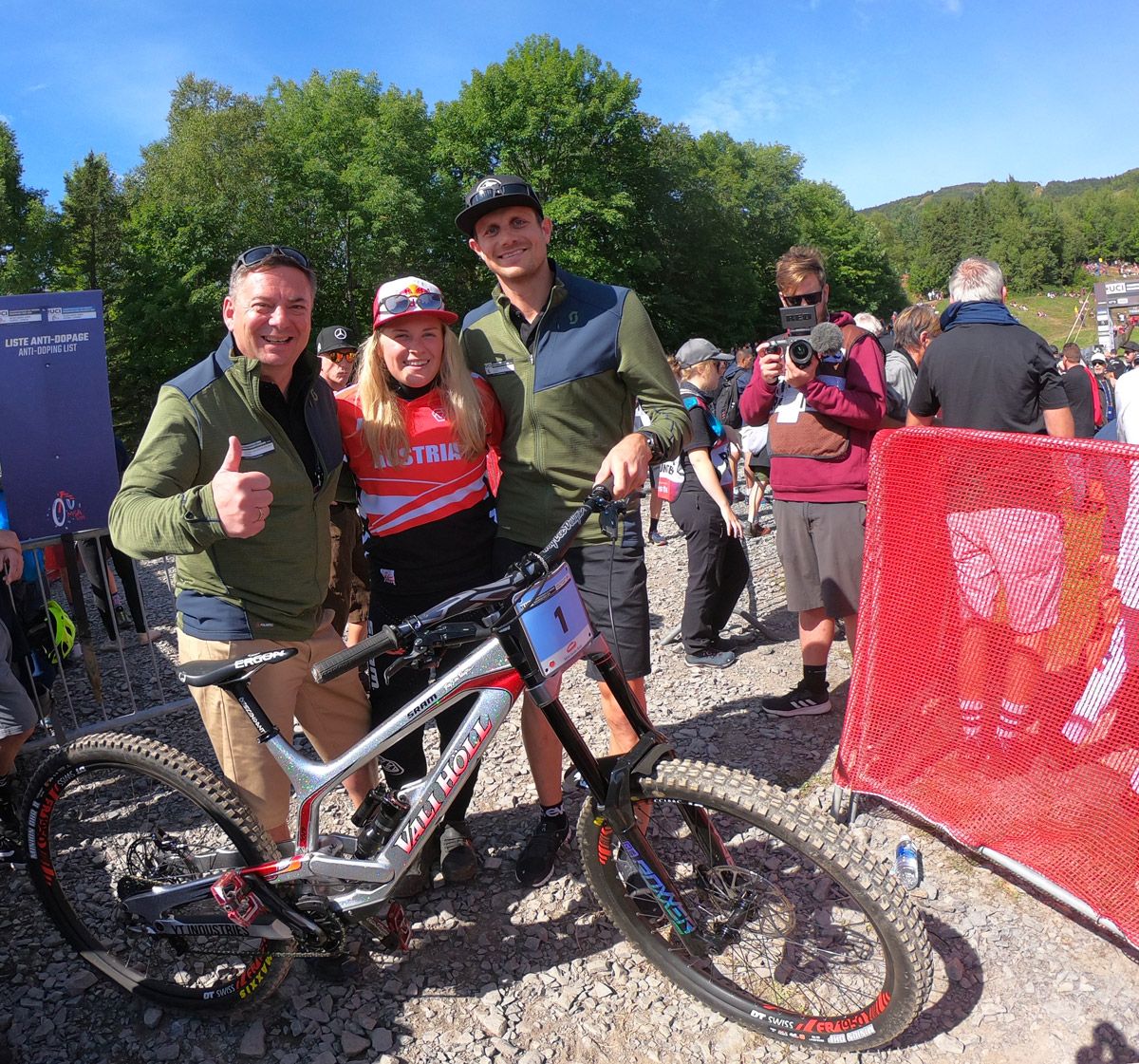 Kornel Grundner, Vali Hoell y Marco Pointner en Mont Sante Anne 2019 Kornel Grundner, Vali Hoell y Marco Pointner en Mont Sante Anne 2019