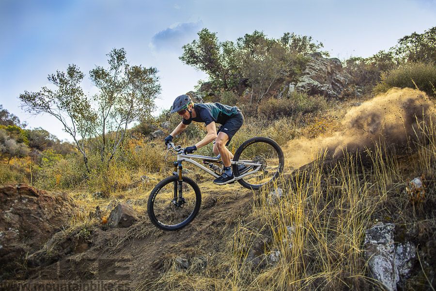 La línea de primavera verano de Oakley es amplia y variada.