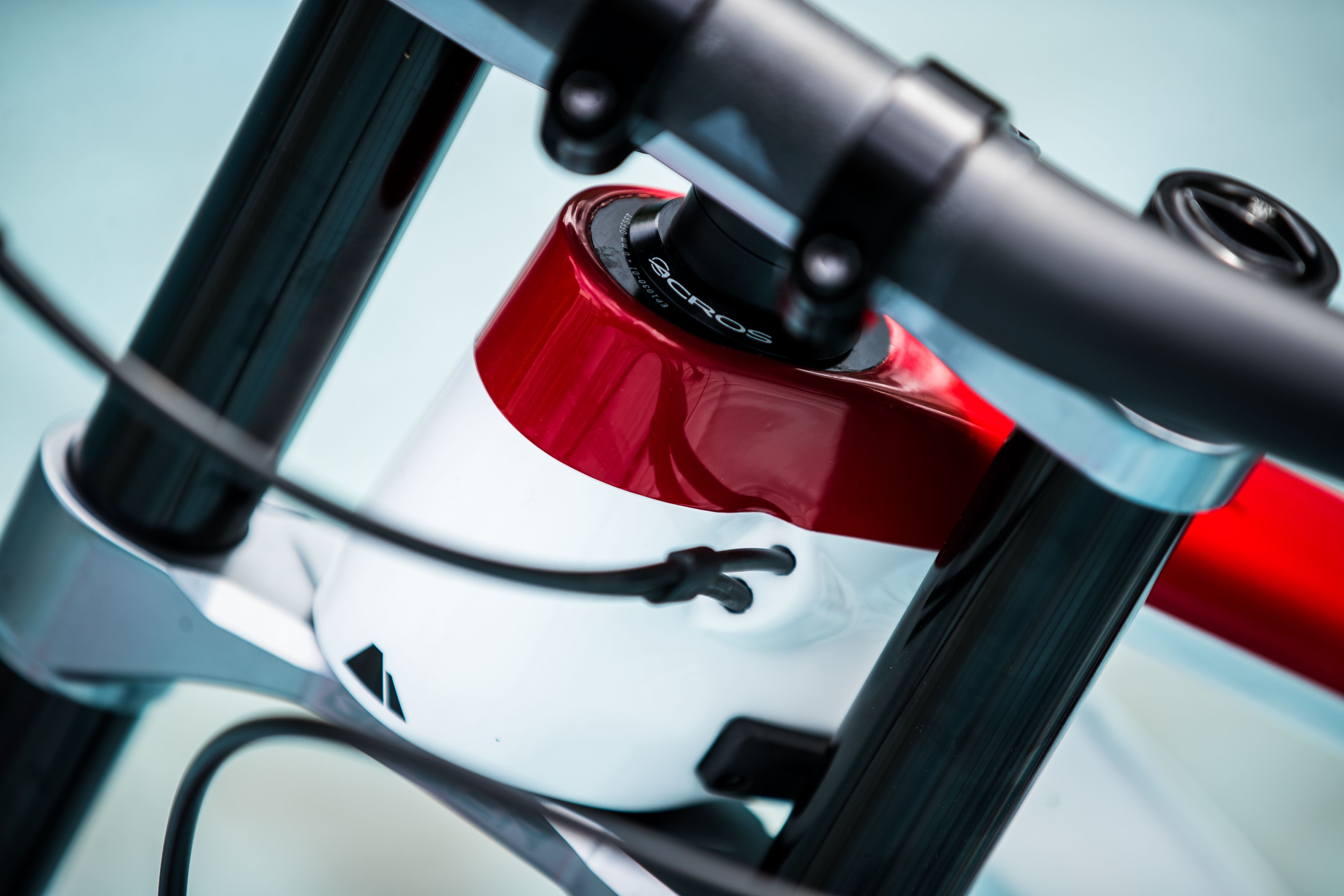 Canyon Sender CFR 2021. Reach ajustable en 8 mm. Ángulo de dirección de 63º.