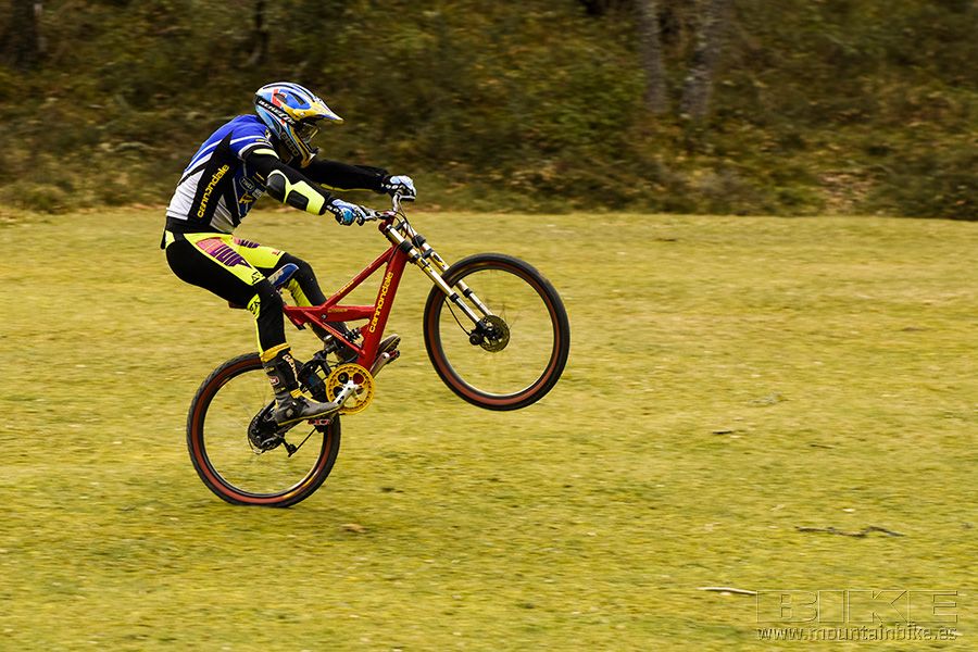 Cannondale Super V DH 4000 (2024)