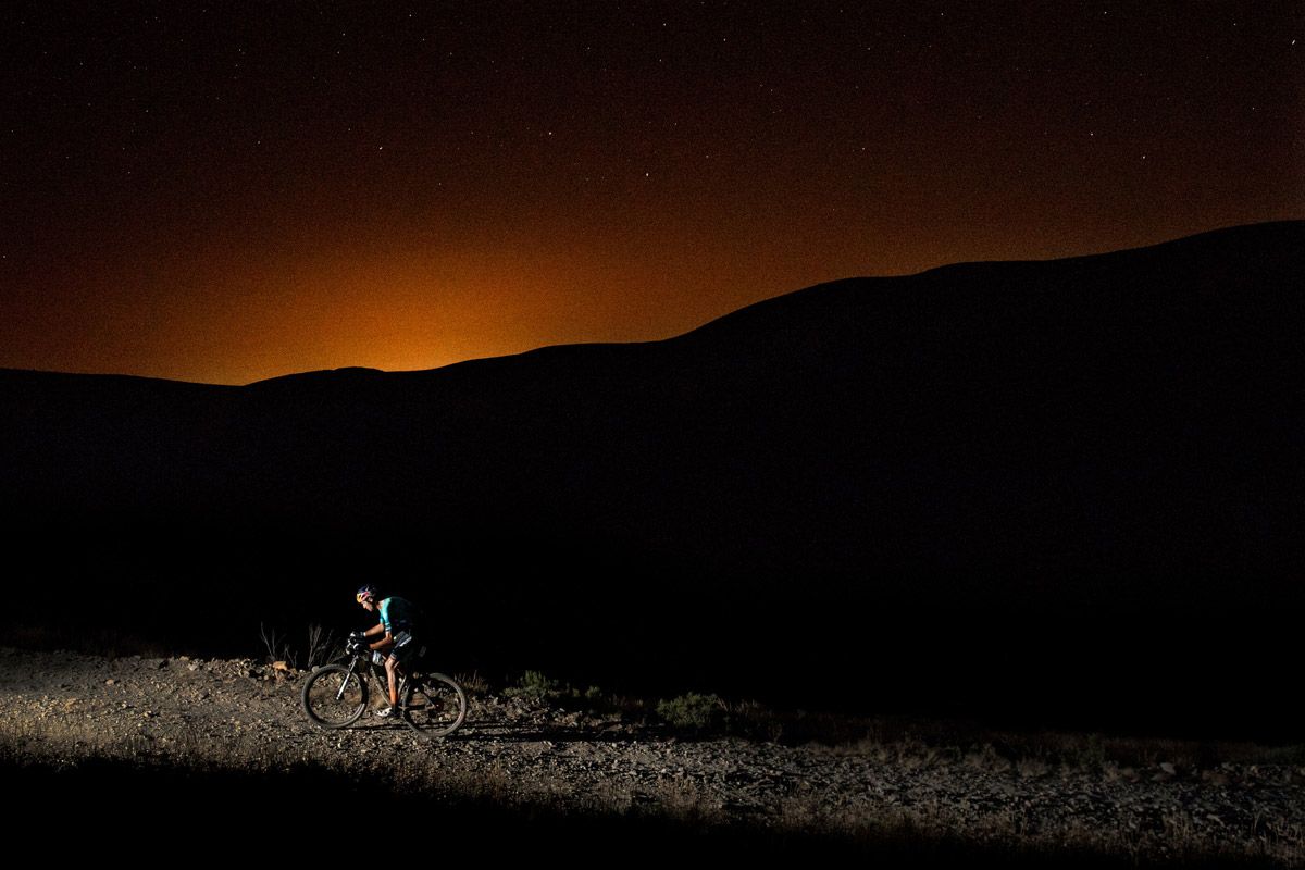 Tiago Ferreira bajo un cielo estrellado en su record de desnivel acumulado