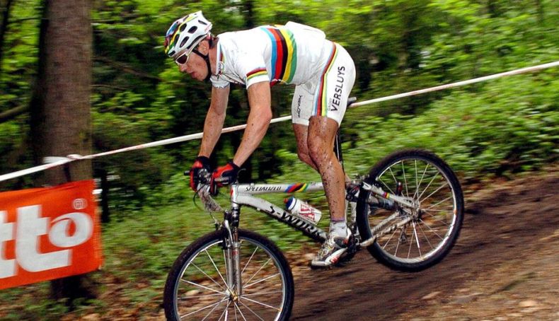 Filip Meiraeghe vistió de arociris por priemra vez a una doble suspensión. Filip Meiraeghe vistió de arociris por priemra vez a una doble suspensión.