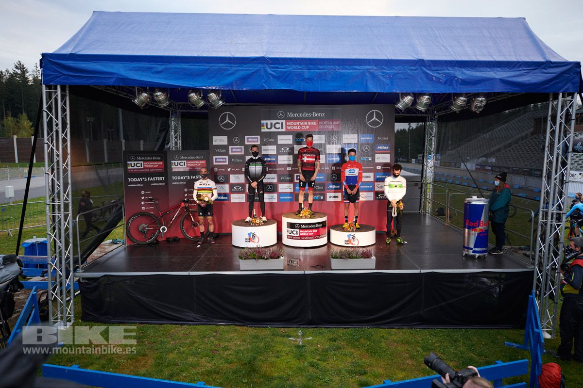 Podio de hombres en Nove Mesto con el danés Simon Andreassen del Specialized Factory Racing en lo más alto del cajón secundado por Marotte y Vader.