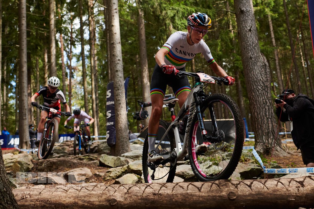 Pauline Ferrand Prevot por delante de Lecomte y Anne Tepstra.
