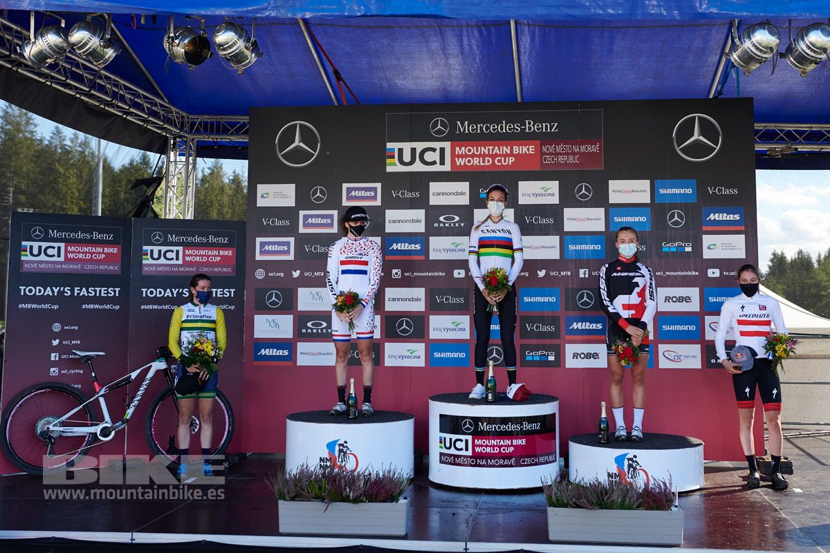 Podio de la segunda y última prueba de Copa del Mundo XCO con Pauline Ferrand Prevot, Anne Tepstra, Loana Lecomte, Ben McConnell y Laura Stigger.