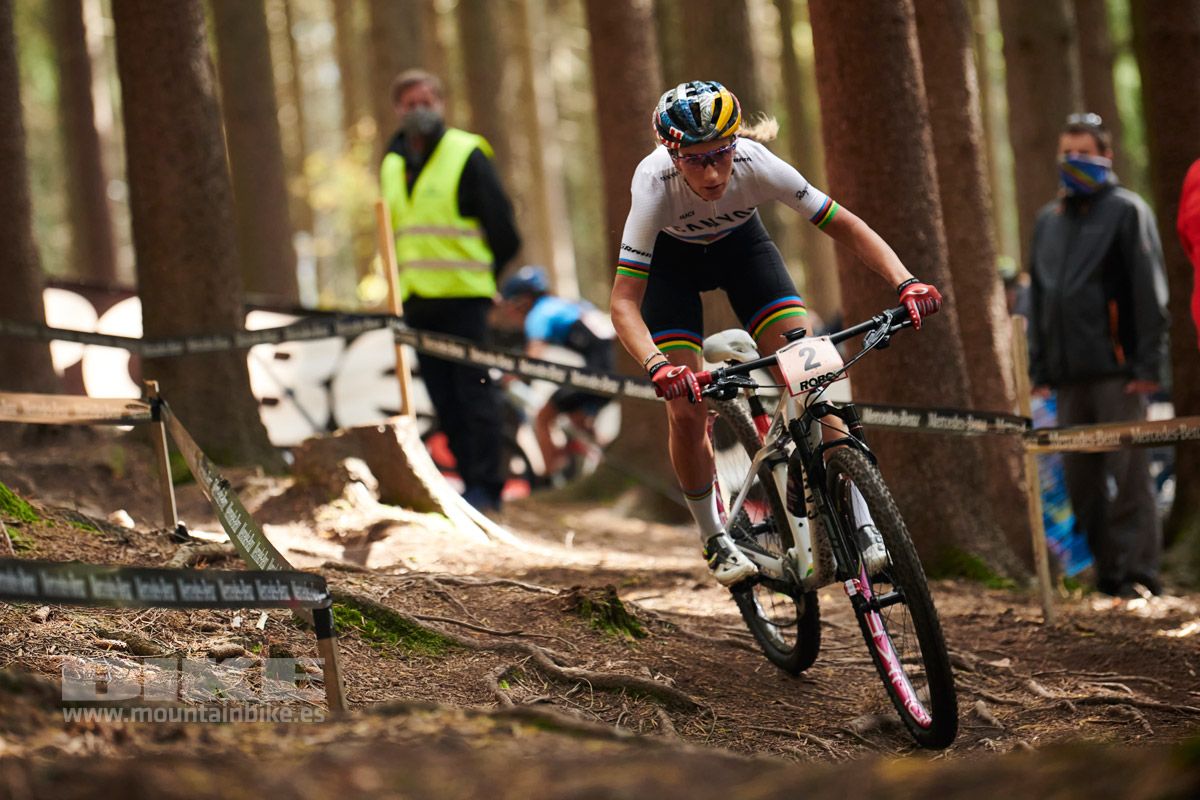 Siempre con un margen rondando el medio minuto, Pauline Ferrand Prevot supo mantener el primer puesto hasta el final.