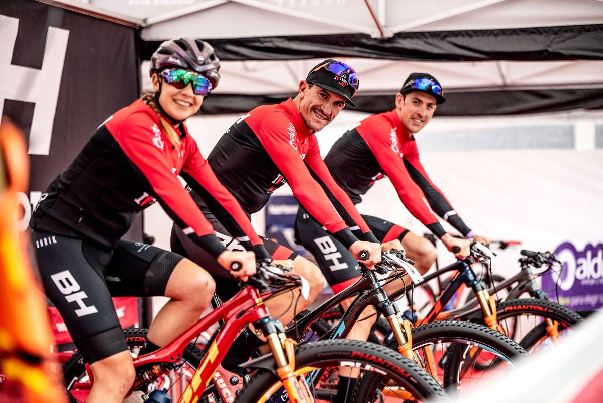 Carlos Coloma, mentor del equipo BH Templo Cafés, junto con sus compañeros de equipo Rocío del Alba y Pablo Rodríguez, en el pasao Campeonato de España