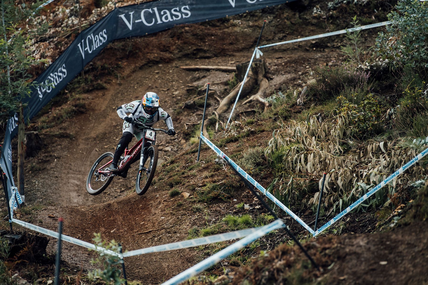 Loic Bruni volando sobre su Specialized Demo prototipo, ceonvertida en Mullet. Foto Bartek Wolinski Red Bull Loic Bruni volando sobre su Specialized Demo prototipo, ceonvertida en Mullet. Foto Bartek Wolinski Red Bull