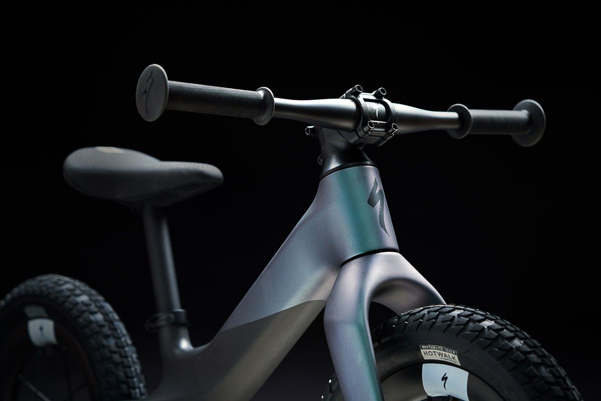 Hotwalk Carbon. El pepino de Specialized para niños (13)