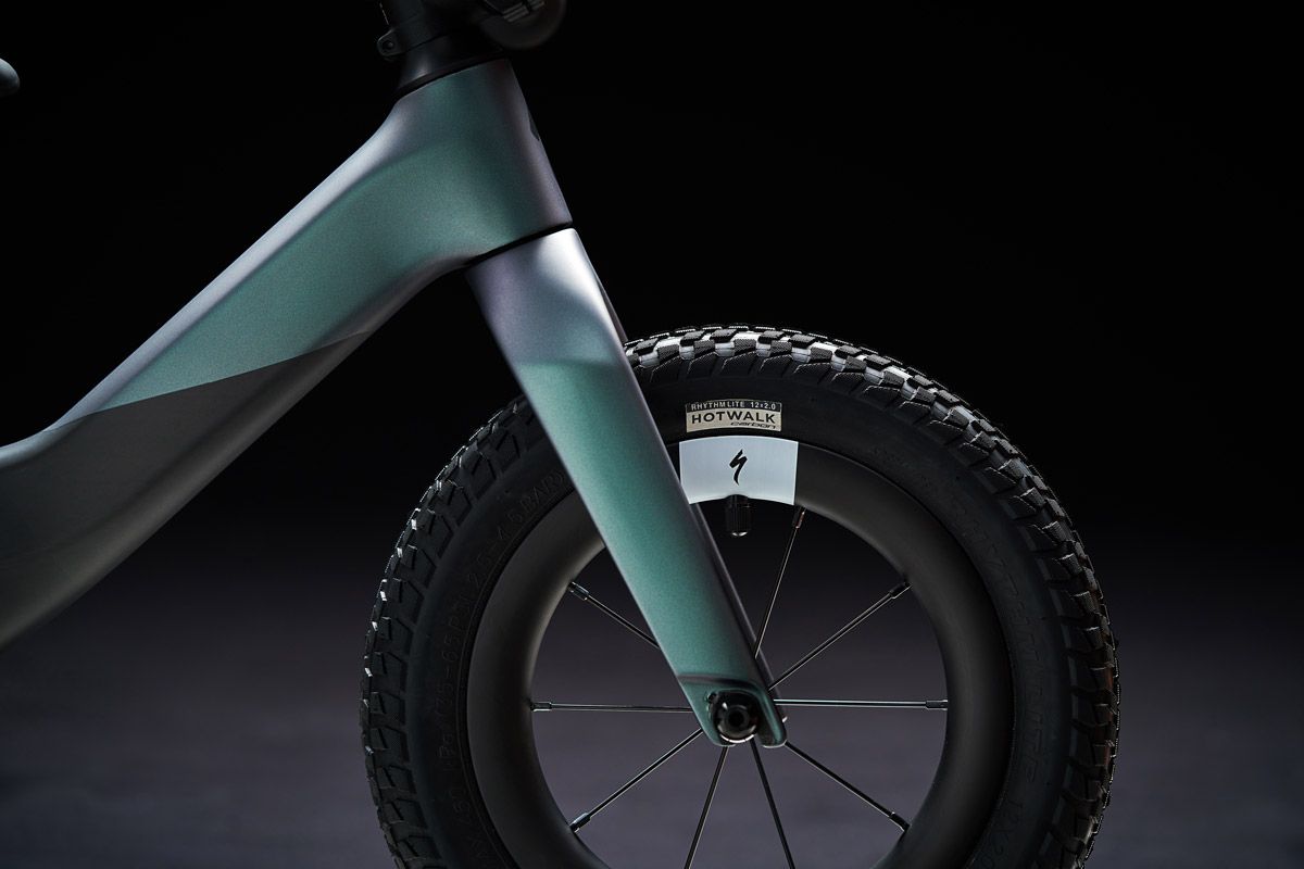 Hotwalk Carbon. El pepino de Specialized para niños (14)