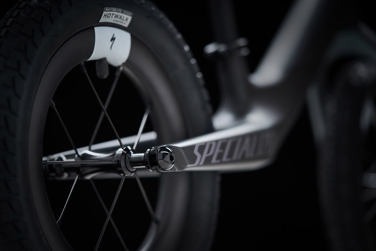 Hotwalk Carbon. El pepino de Specialized para niños (15)
