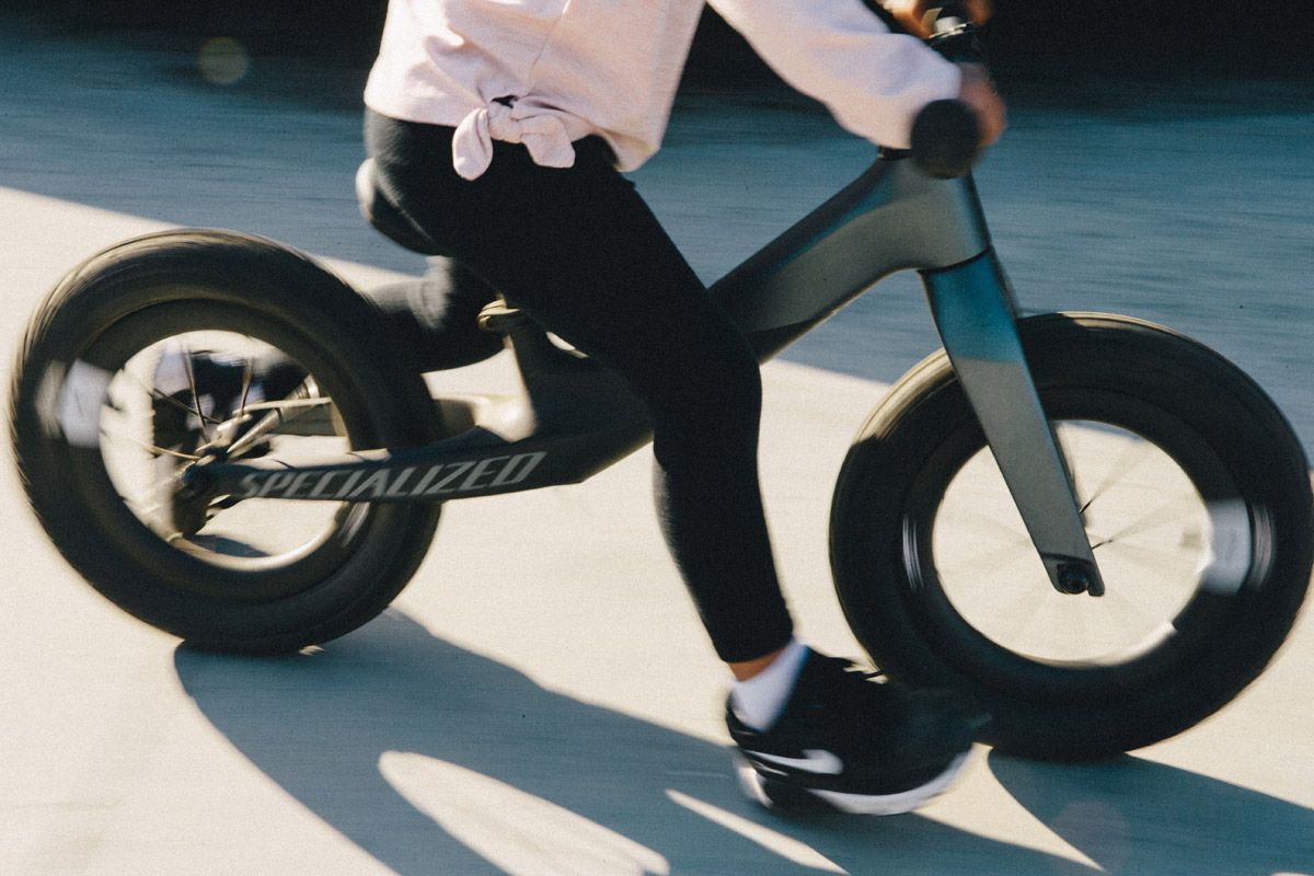 Hotwalk Carbon. El pepino de Specialized para niños (20)