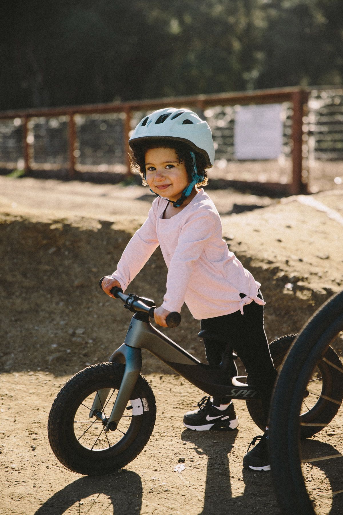 Hotwalk Carbon. El pepino de Specialized para niños (24)