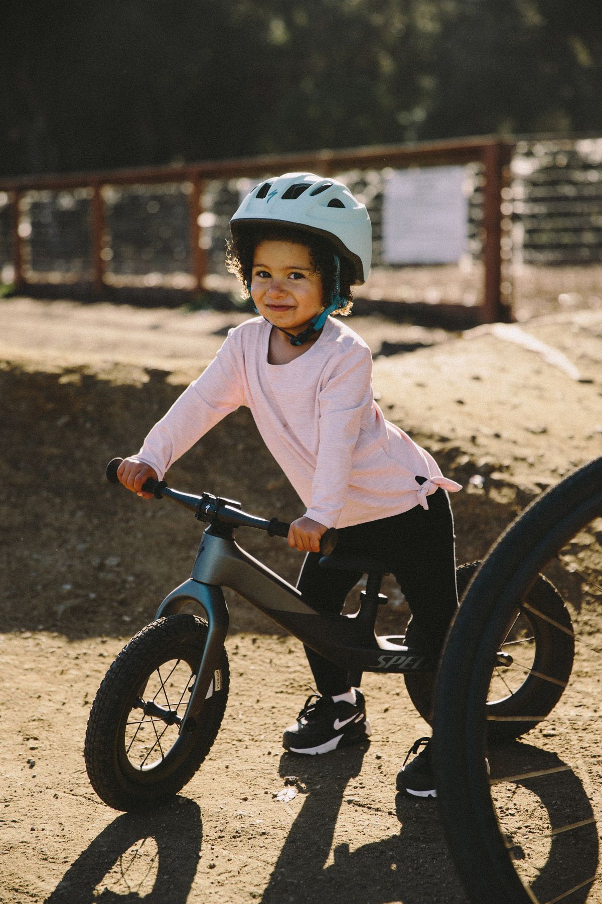 Hotwalk Carbon. El pepino de Specialized para niños (25)