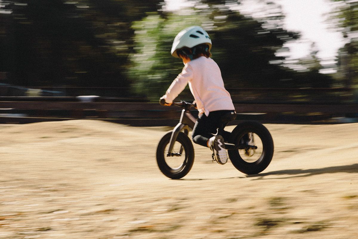 Hotwalk Carbon. El pepino de Specialized para niños (26)