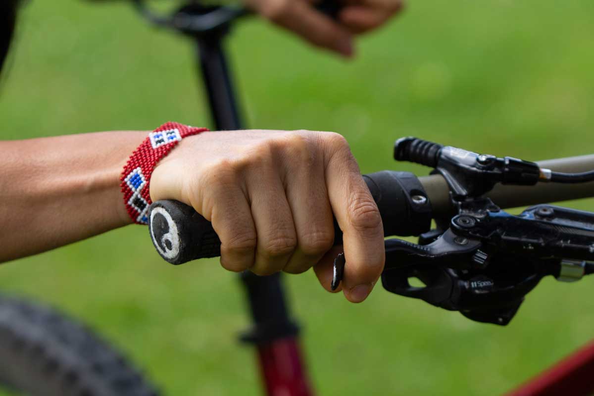 Pulsa el freno trasero para hacer este ejercicio con ayuda de tu bici Pulsa el freno trasero para hacer este ejercicio con ayuda de tu bici