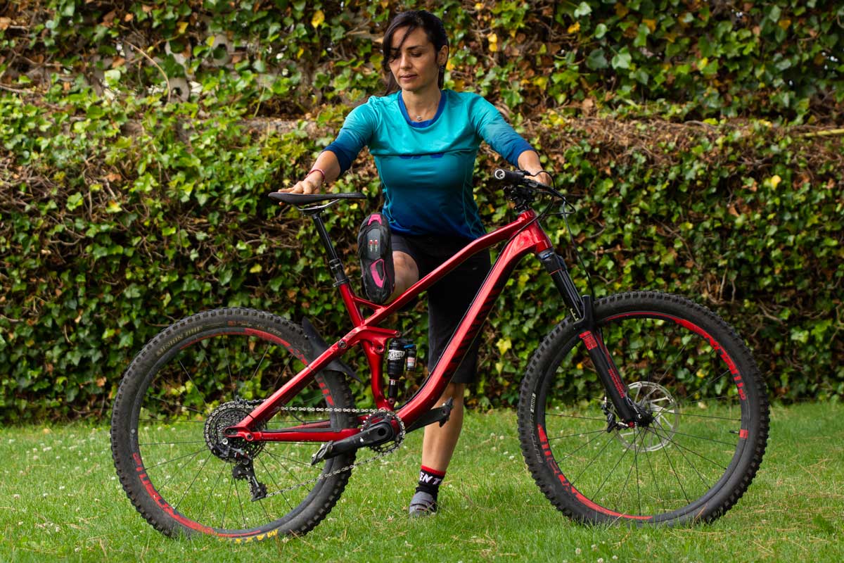 Sujeta tu bici desde el manillar y el sillín para mantener el equilbrio. Sujeta tu bici desde el manillar y el sillín para mantener el equilbrio.