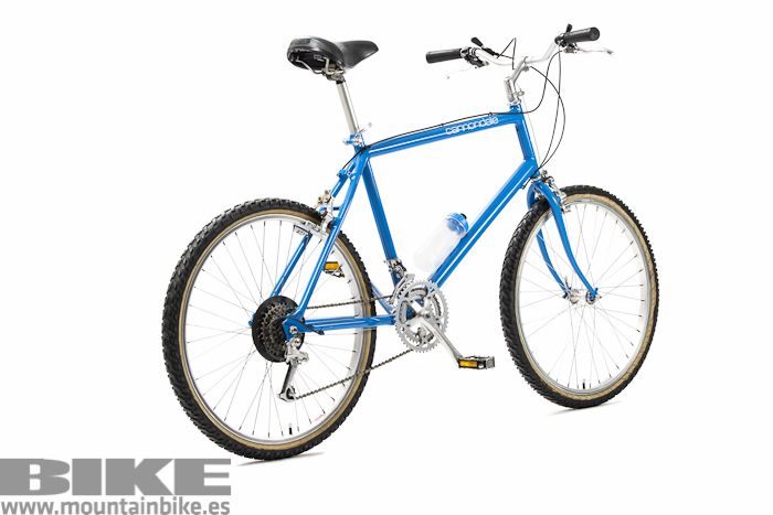 Vista de tres cuartos trasero de la Cannondale SM500 de 1987. Vista de tres cuartos trasero de la Cannondale SM500 de 1987.