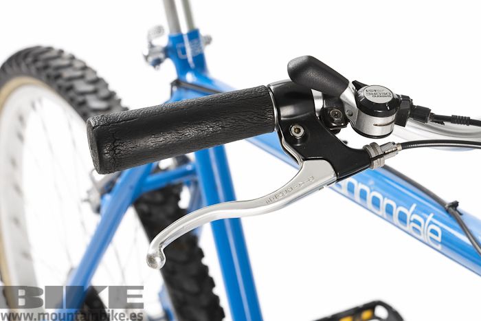 Detalle de las enormes palancas de freno Dia Compe y los mandos top mount de Shimano. Detalle de las enormes palancas de freno Dia Compe y los mandos top mount de Shimano.